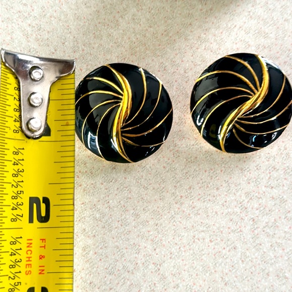Vintage Napier screw clip earrings gold tone spiral over black (719) - Picture 4 of 4